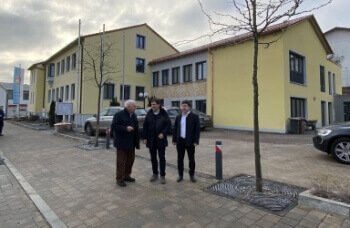 Gemeinschaftsvorsitzender Manfred Krä, Geschäftsstellenleiter Günter Stephan und stellvertretender Gemeinschaftsvorsitzender Alfons Neumeier an der Geschäftsstelle der Verwaltungsgemeinschaft Aiterhofen.