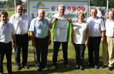 Gruppenfoto mit Trikot in der Hand