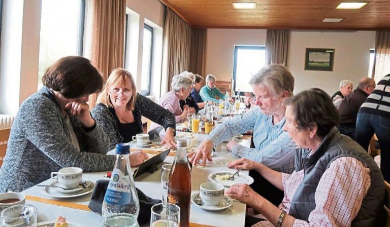 Senioren beim Spielenachmittag