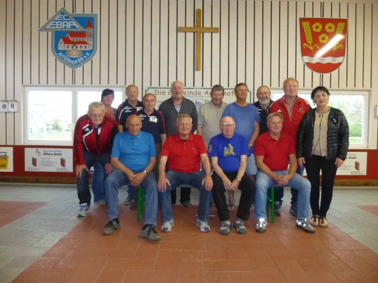 Gruppenfoto beim Senioren Eisstockbrotzeitturnier im Rahmen des ILE-Gäuboden Seniorenprogramms