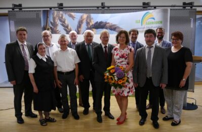 Gruppenfoto bei der Verabschiedung der Leiterin des Standesamtes Gäuboden in den Ruhestand