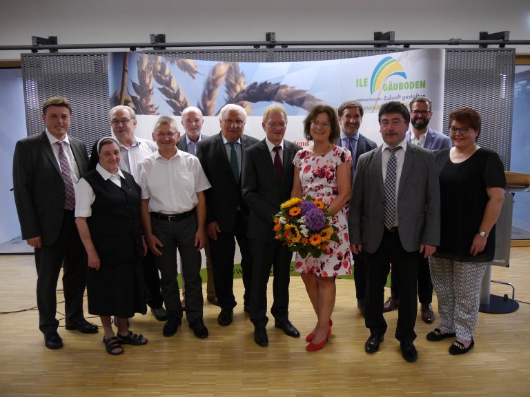 Gruppenfoto bei der Verabschiedung der Leiterin des Standesamtes Gäuboden in den Ruhestand