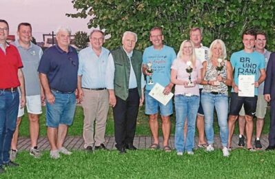 Gruppenfoto mit den Pokalen