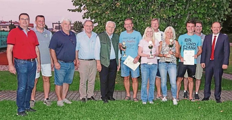 Gruppenfoto mit den Pokalen