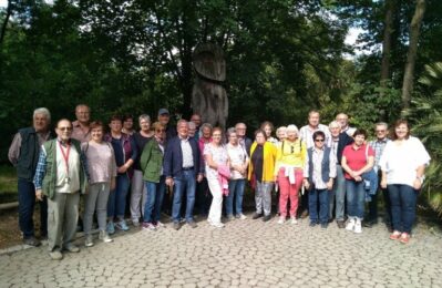 Gruppenfoto beim Tierparkbesuch der ILE Gäuboden-Senioren