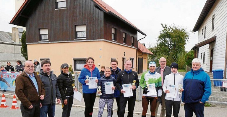 Gruppenfoto mit den Siegern des ILE-Gäubodenlaufs