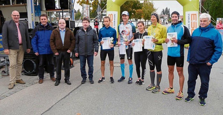 Gruppenfoto mit den Siegern des ILE-Gäubodenlaufs