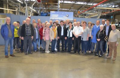 Gruppenfoto mit den Senioren beim Besuch des Boysen-MVO-Werk