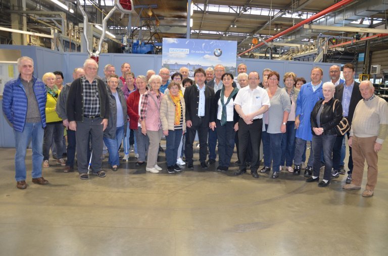 Gruppenfoto mit den Senioren beim Besuch des Boysen-MVO-Werk