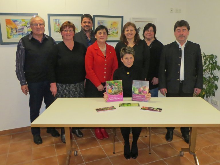 Gruppenfoto beim Vortrag von Gartenbauingenieurin Bärbel Steinberger